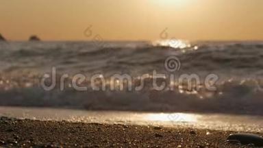 黎明<strong>时</strong>太阳从海面升起. 清晨的阳光下，海浪和鹅卵石。